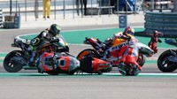 Jorge Lorenzo terguling di aspal setelah mengalami crash (REUTERS/Heino Kalis)