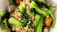 Kalau yang ini dipadukan dengan bokchoy, telur dan bakso. Meski tanpa kuah mie instan ini jadi makin mengenyangkan.  Foto; Instagram @jacquisfoodfetish