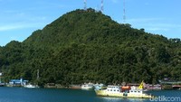Penampakan salah satu bukit yang menjadi landmark Jayapura. 