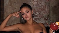 Foto Selena yang diunggahnya pada 9 September lalu ini dihapus karena banyak komentar negatif soal fisiknya yakni payudaranya. Dok. Instagram/selenadeletedposts