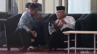 Nawafie Saleh menunggu di lobi gedung Komisi Pemberantasan Korupsi (KPK), Jakarta, Senin (24/9).