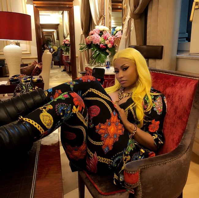 Bukan hanya satu, pelantun Anaconda itu punya dua busana untuk fashion show Versace. Pakaiannya kali ini berupa suit, namun tetap heboh dengan motif khas Versace yang playful. Foto: Instagram @nickiminaj