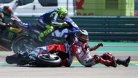 Atas kejadian ini Lorenzo menyalahkan Marc Marquez lantaran tidak memberinya ruang untuk berbelok. (REUTERS/Heino Kalis)