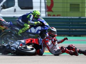 Detik-detik Lorenzo Terpental dan Mencium Aspal di GP Aragorn