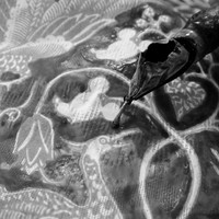 Tanpa terasa 90 tahun sudah sejak karakter kartun Mickey Mouse eksis di dunia. Sebagai selebrasi, Disney Indonesia berkolaborasi dengan Iwan Tirta Private Collection untuk menciptakan koleksi bertema Mickey Mouse. (Foto: Dok. Disney Indonesia)