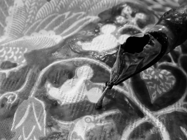 Motif tersebut lalu diaplikasikan dengan teknik batik tulis prada di atas kain sutra ATBM (alat tenun bukan mesin). Tantangannya bukan pada teknik tapi bagaiamana membuat koleksi ini tetap terasa Iwan Tirta dengan look yang mature sesuai target pasar kami, kata Rindu. (Foto: Dok. Disney Indonesia)