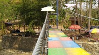 Jembatan gantung ini dibangun oleh 2 warga asing dari Swiss pada akhir tahun 2012, yang merupakan bantuan luar negeri. Makanya dinamakan Jembatan Gantung Swiss (Dadang Hermansyah/detikTravel)