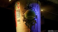 Potret salah satu Trick Art 3D Asian Para Games 2018 saat bola yang dipukul atlet Tenis Kursi Roda, Agus Fitriadi menghantam dinding penyangga jembatan layang.