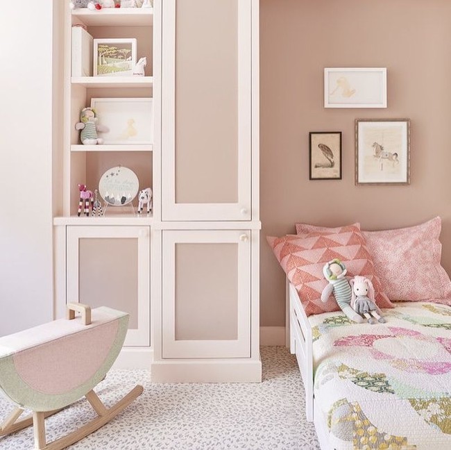 Ini adalah kamar anak Casey Neistat yang sederhana namun manis. Foto: Instagram @caseyneistat