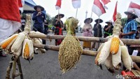 Massa dari buruh hingga petani melakukan aksi demo di sekitar Istana Merdeka, Jakarta, Senin (24/9/2018).