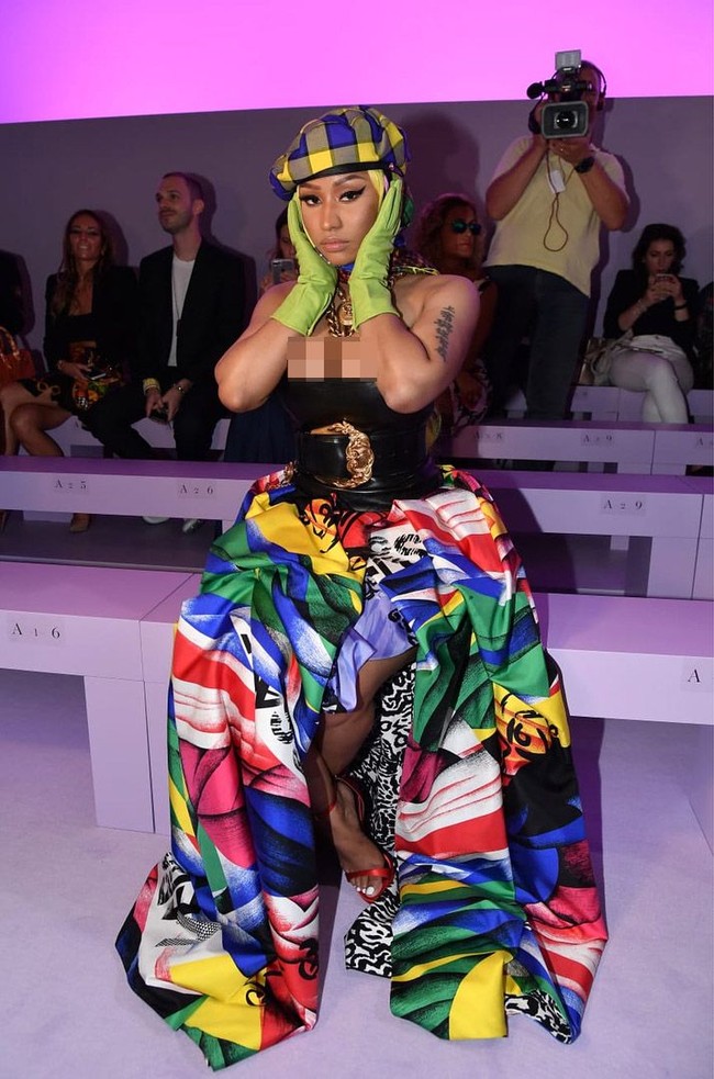 Sudah berpenampilan heboh dan penuh warna, Nicki masih menambahkan aksesori serba emas dan sarung tangan hijau neon. Foto: Instagram @nickiminaj