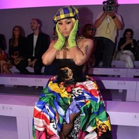 Sudah berpenampilan heboh dan penuh warna, Nicki masih menambahkan aksesori serba emas dan sarung tangan hijau neon. Foto: Instagram @nickiminaj