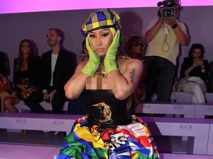 Pakaian Nyeleneh Nicki Minaj Nonton Fashion Show, Pakai Topi dan Kerudung