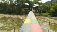 Jembatan Gantung Swiss yang berada di Desa Giriharja, Kecamatan Rancah, Kabupaten Ciamis, Jawa Barat. (Dadang Hermansyah/detikTravel)