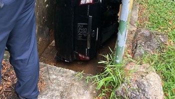 Mobil jatuh pas sekali di parit. Foto: boredpanda