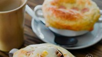 Sensasi paling nikmat saat makan zuppa soup adalah merobek pastry di atasnya. Setelah itu mengorek isian sup krim di dalamnya seperti yang dilakukan @solo.foodie. Foto: Instagram