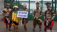 Massa dari berbagai daerah berdemo di depan gedung DPR RI, Jakarta, Senin (24/9/2018).