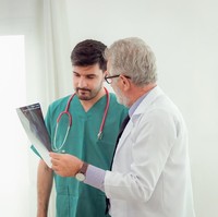 Daftar ini dikumpulkan Tinder berdasarkan profil pengguna di Amerika Serikat yang mendapatkan rasio tertinggi mendapat swipe kanan di 2018. Posisi ketiga, adalah pria yang bekerja sebagai asisten dokter. Foto: dok. IStock