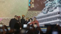 Presiden Joko Widodo (tengah) didampingi mantan Presiden Megawati Soekarnoputri (kedua kanan), mantan Wapres Try Sutrisno (ketiga kanan), Menteri Pariwisata Arief Yahya (ketiga kiri), Gubernur Bali I Wayan Koster (kanan), Presiden Komisaris Alam Sutera Group Haryanto Tirtohadiguno (kedua kiri) dan Pemrakarsa Patung Garuda Wisnu Kencana Nyoman Nuarta (kiri) menekan sirine saat peresmian Patung Garuda Wisnu Kencana. Antara Foto/Fikri Yusuf.