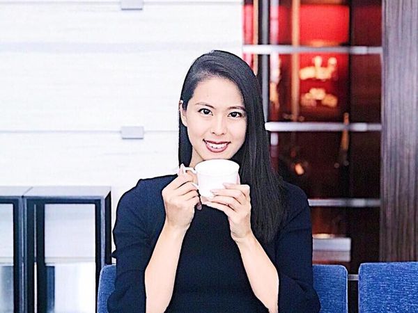 Seru dan Elegan Gaya Makan Miss Jepang Momoko Abe