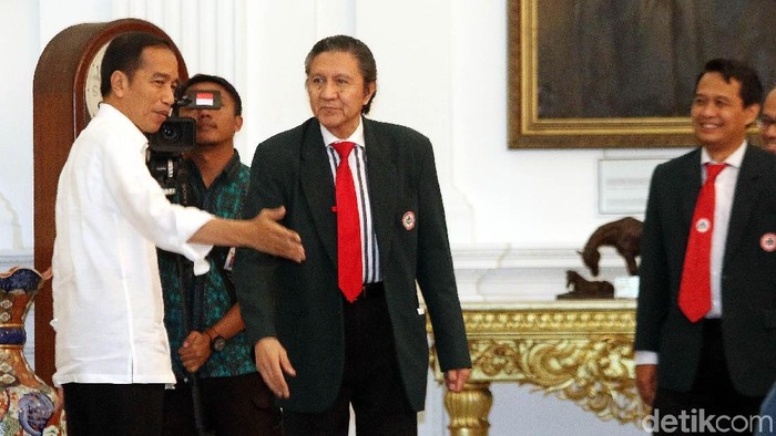 Jokowi berbincang dengan Prof Ilham Oetama Marsis (Foto: Rengga Sancaya) Jokowi berbincang dengan Prof Ilham Oetama Marsis (Foto: Rengga Sancaya)