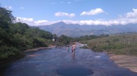 Walau masih tersembunyi, sungai ini telah menjadi ikon Kota Guadalupe. Sambil berendam, traveler akan disuguhkan dengan keindahan alam Kolombia. (Traveloka)