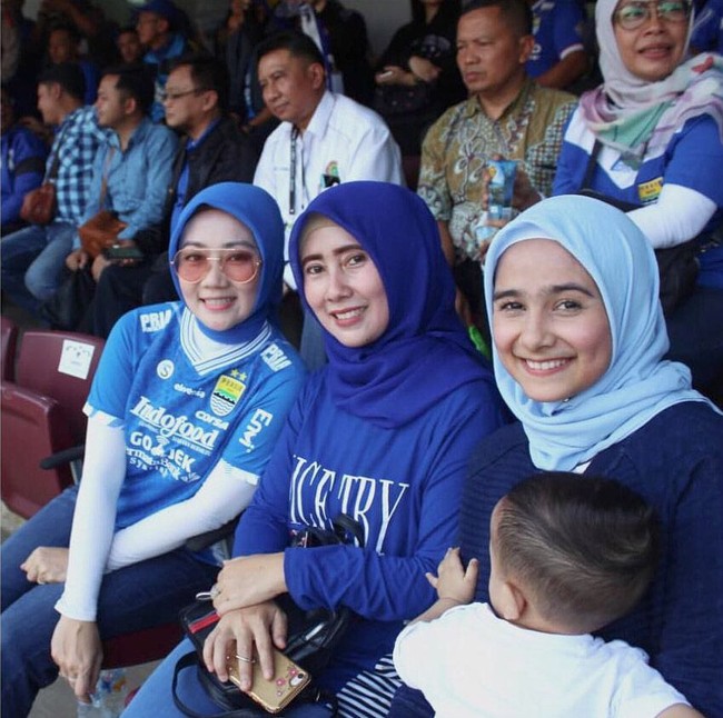 Saat pertandingan Persib lawan Persija di Stadion Gelora Bandung Lautan Api, Sonya Fatmala hadir memakai busana bernuansa biru sebagai ciri khas kostum Persib. Foto: Instagram