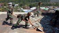 TNI Bantu Bersihkan Puing Masjid Yang Rusak Akibat Gempa Di Lombok