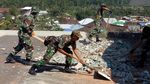 TNI Bantu Bersihkan Puing Masjid yang Rusak Akibat Gempa di Lombok