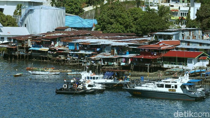 Kota Jayapura memiliki topografi beragam mulai dari bukit hingga pantai. Nah, di Teluk Jayapura juga dikenal sebagai salah satu sentra perdagangan di Papua.