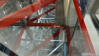Tiba di lantai 23, detail kerangka pembuatan patung GWK kembali menghiasi dinding galeri dan bisa dilihat saat naik lift. (Aditya Mardiastuti/detikTravel)
