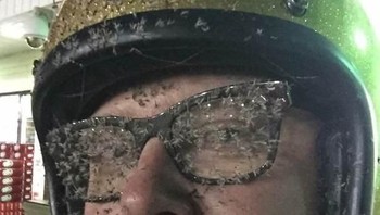 Memutuskan tak pakai helm fulll face, pengendara motor ini harus rela wajahnya jadi kuburan serangga. Foto: boredpanda