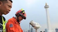 Traveler pun bisa menyaksikan Monas dari dekat. Opsi baru selain naik ke puncak Monas yang lebih dulu populer (Randy/detikTravel)  