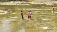 Jembatan Gantung  Swiss ini sangat berpotensi untuk jadi tempat wisata. Ada panorama alam yang indah, dan bisa dimanfaatkan untuk wisata air seperti tubing river. (Dadang Hermansyah/detikTravel)