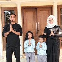 Dari pernikahannya mereka, Lilis dan Atep dikaruniai dua anak, Nakesya Amira Grabiela dan Alicia Zakira Ramadhani. Foto: Instagram @nakeishalilis7