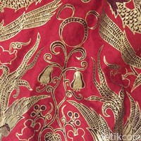 Tampak Mickey ‘menyempil’ di tengah motif Garuda Serakit, yang mulanya diciptakan oleh maestro batik Go Tik Swan. Iwan Tirta lalu mengadopsi motif tersebut untuk dikembangkan dengan ciri khasnya. Selain lambang negara, garuda juga menyimbolkan harapan. Sama seperti Mickey Mouse yang karakternya selalu membawa optimisme, tambah Rindu. (Foto: Daniel Ngantung/Wolipop)