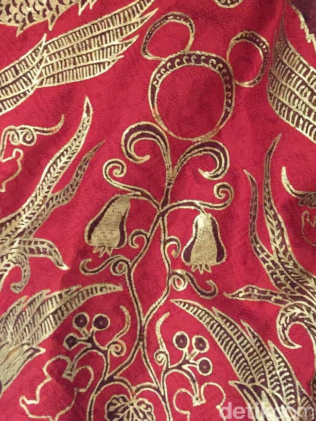 Tampak Mickey ‘menyempil’ di tengah motif Garuda Serakit, yang mulanya diciptakan oleh maestro batik Go Tik Swan. Iwan Tirta lalu mengadopsi motif tersebut untuk dikembangkan dengan ciri khasnya. Selain lambang negara, garuda juga menyimbolkan harapan. Sama seperti Mickey Mouse yang karakternya selalu membawa optimisme, tambah Rindu. (Foto: Daniel Ngantung/Wolipop)