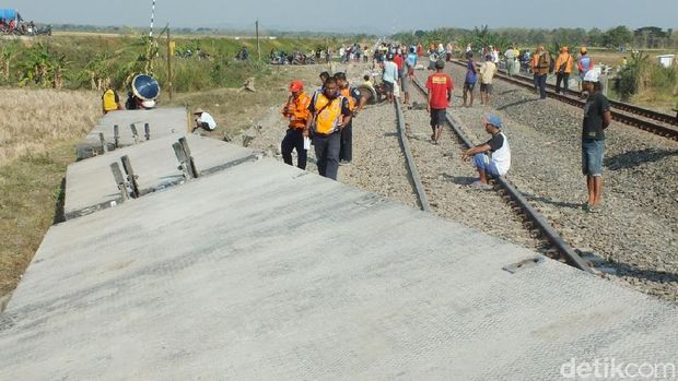 Penampakan KA Barang yang Tergelincir dan Terguling di Grobogan