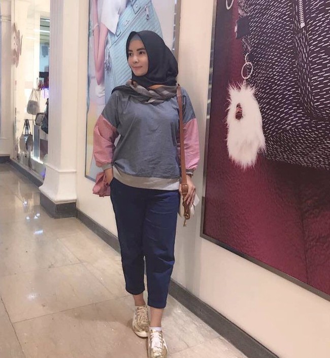 Lilis Yamaini bergaya #ootd memakai produk busana lokal yang dipromosikannya. Lilis kini memang salah satu WAGs populer Persib. Foto: Instagram @nakeishalilis7