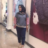 Lilis Yamaini bergaya #ootd memakai produk busana lokal yang dipromosikannya. Lilis kini memang salah satu WAGs populer Persib. Foto: Instagram @nakeishalilis7
