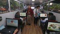 Wakil Ketua KPK, Basaria Panjaitan dan Alexander Marwata meninjau fasilitas bus.