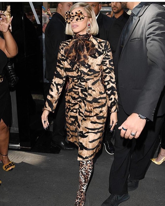 Cardi B ikut eksis di Milan Fashion Week, hanya saja menyaksikan fashion show Dolce & Gabbana. Tak kalah mencuri atensi dari Nicki, Cardi B memilih motif animal printed dari atas sampai sepatu.  Foto: Dok. Instagram @iamcardib