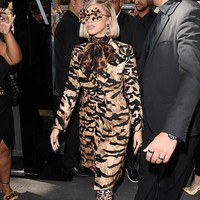 Cardi B ikut eksis di Milan Fashion Week, hanya saja menyaksikan fashion show Dolce & Gabbana. Tak kalah mencuri atensi dari Nicki, Cardi B memilih motif animal printed dari atas sampai sepatu.  Foto: Dok. Instagram @iamcardib