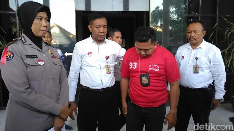 Gaya-gayaan Bawa Pistol, Seorang Polisi Gadungan Diamankan Gaya-gayaan Bawa Pistol, Seorang Polisi Gadungan Diamankan
