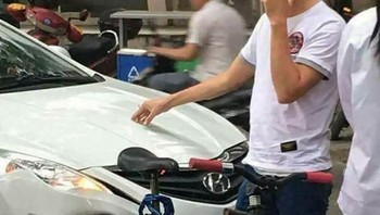 Mobil lawan sepeda, malah sepedanya yang menang. Foto: boredpanda