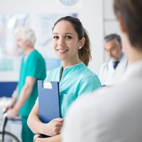 Untuk wanita, profesi yang paling banyak mendapat swipe kanan adalah perawat rumah sakit. Foto: dok. IStock