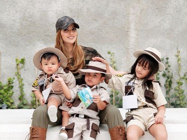 7 Gaya Kece Nia Ramadhani bersama Anak anaknya 7 Gaya Kece Nia Ramadhani bersama Anak anaknya