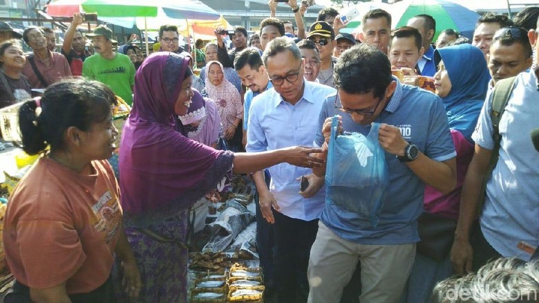 Kepada Sandiaga, Emak-emak di Semarang Ini Bilang: Sukses Ya Say! Kepada Sandiaga, Emak-emak di Semarang Ini Bilang: Sukses Ya Say!