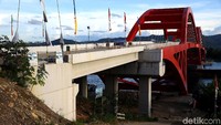 Pantauan detikFinance di lokasi, belum lama ini, pembangunan Jembatan Holtekamp masih terus dikerjakan. 