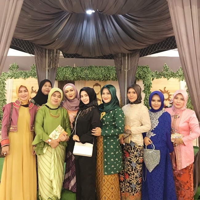 Inilah kekompakan Lilis Yamaini dengan para istri pemain Persib. Mengenakan busana serba hitam, pesonanya tak kalah dari istri pemain Persib lainnya. Foto: Instagram @nakeishalilis7